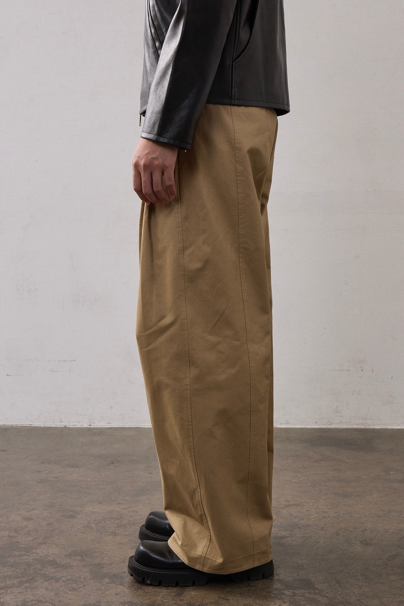 TWO TUCK COTTON WIDE PANTS / BEIGE