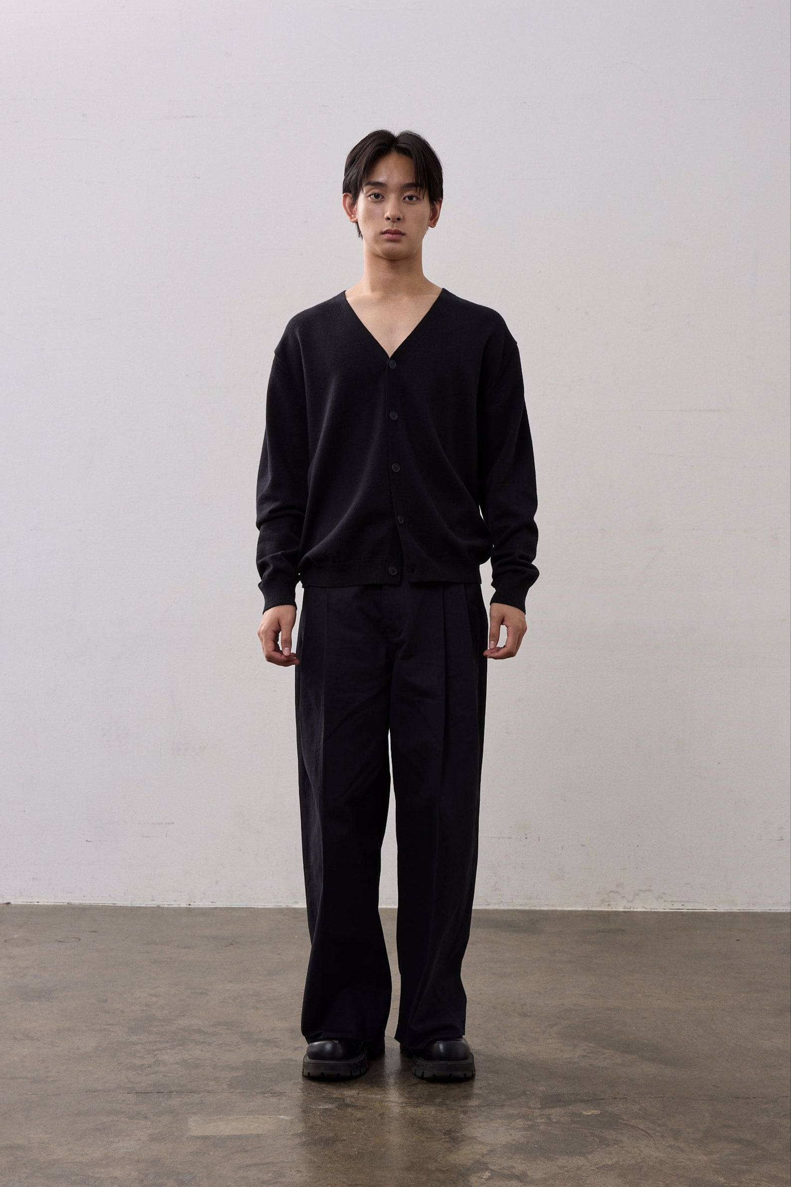 V-NECK CARDIGAN – THE CLE