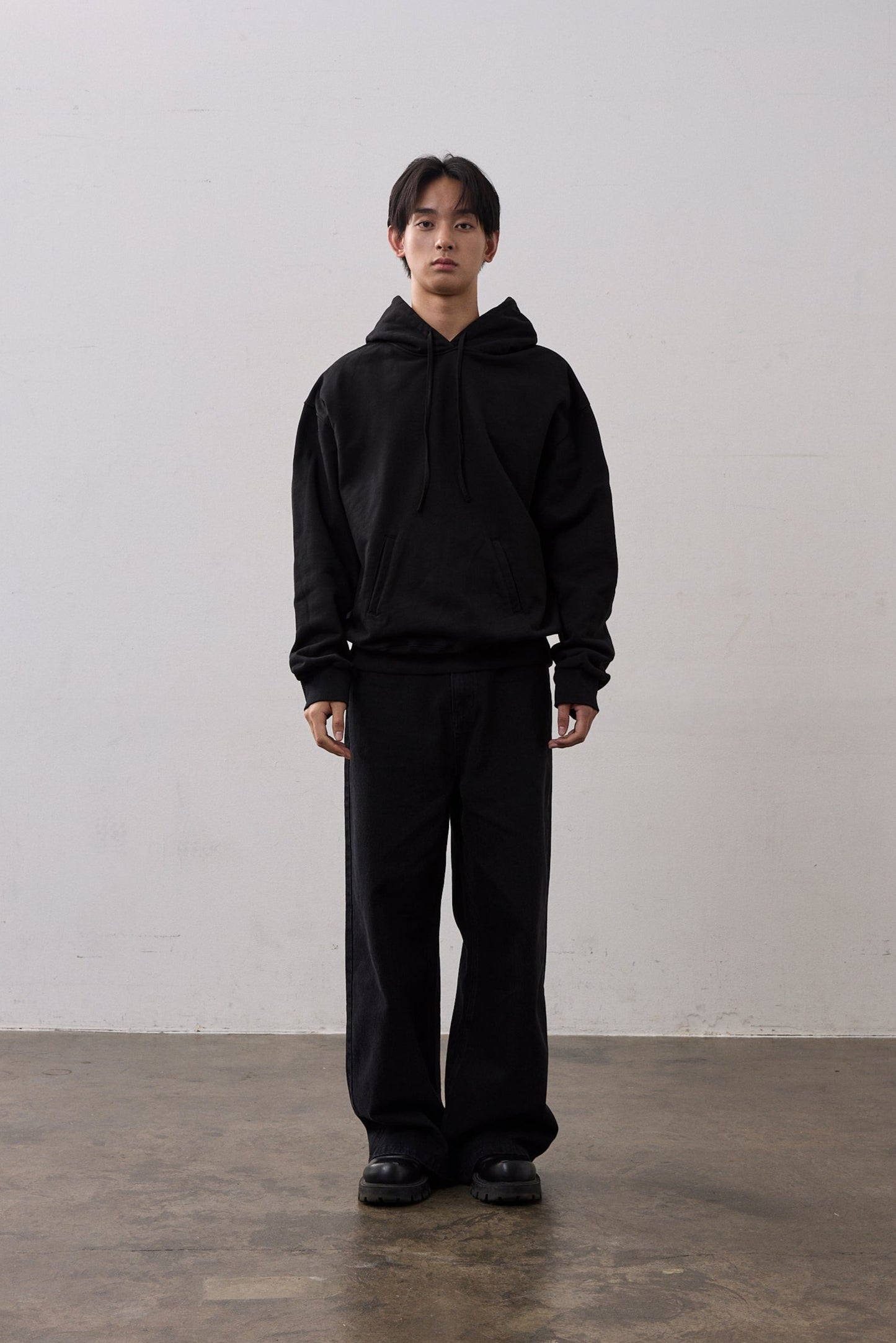 BACK LOGO SWEAT HOODIE / BLACK