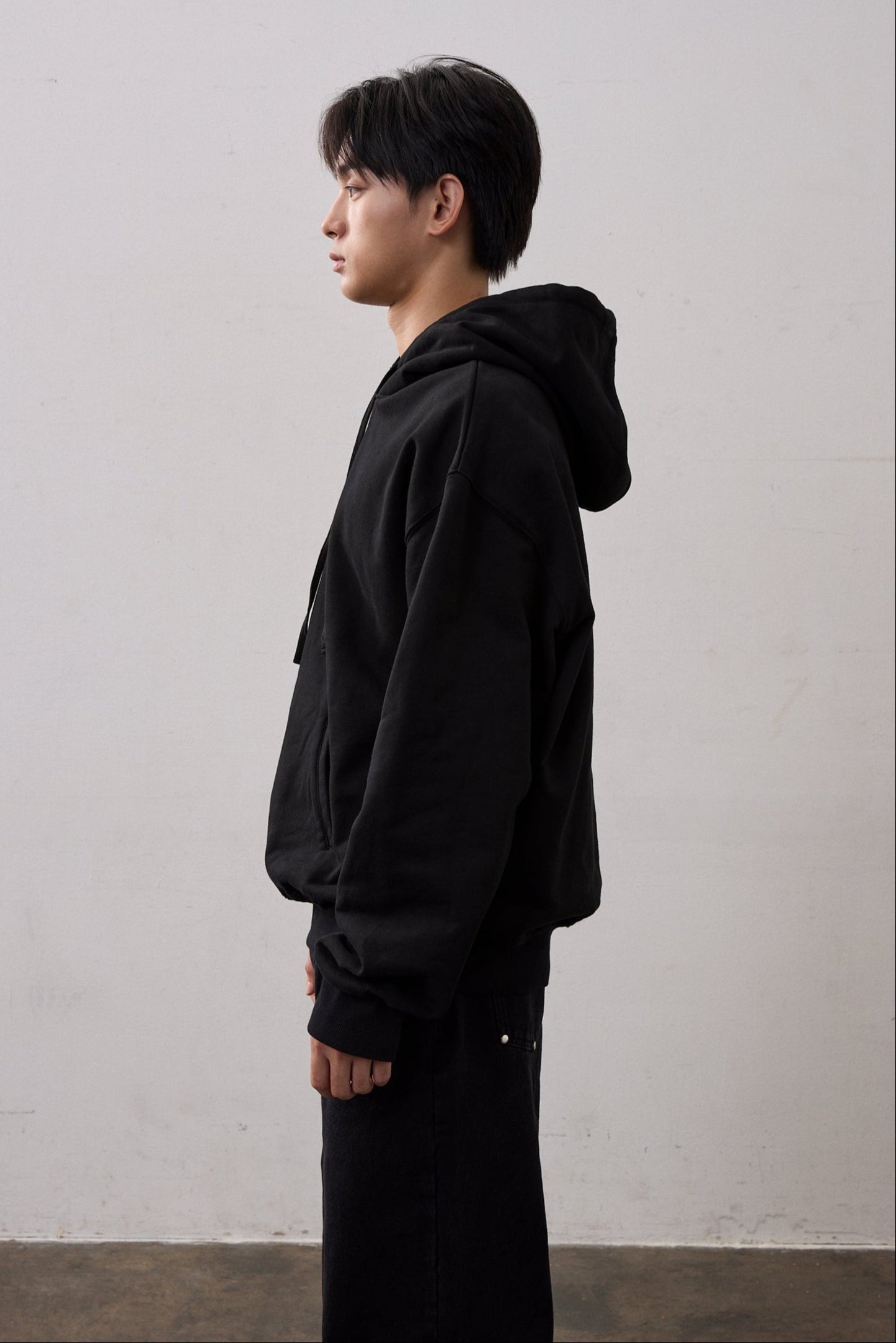 BACK LOGO SWEAT HOODIE / BLACK