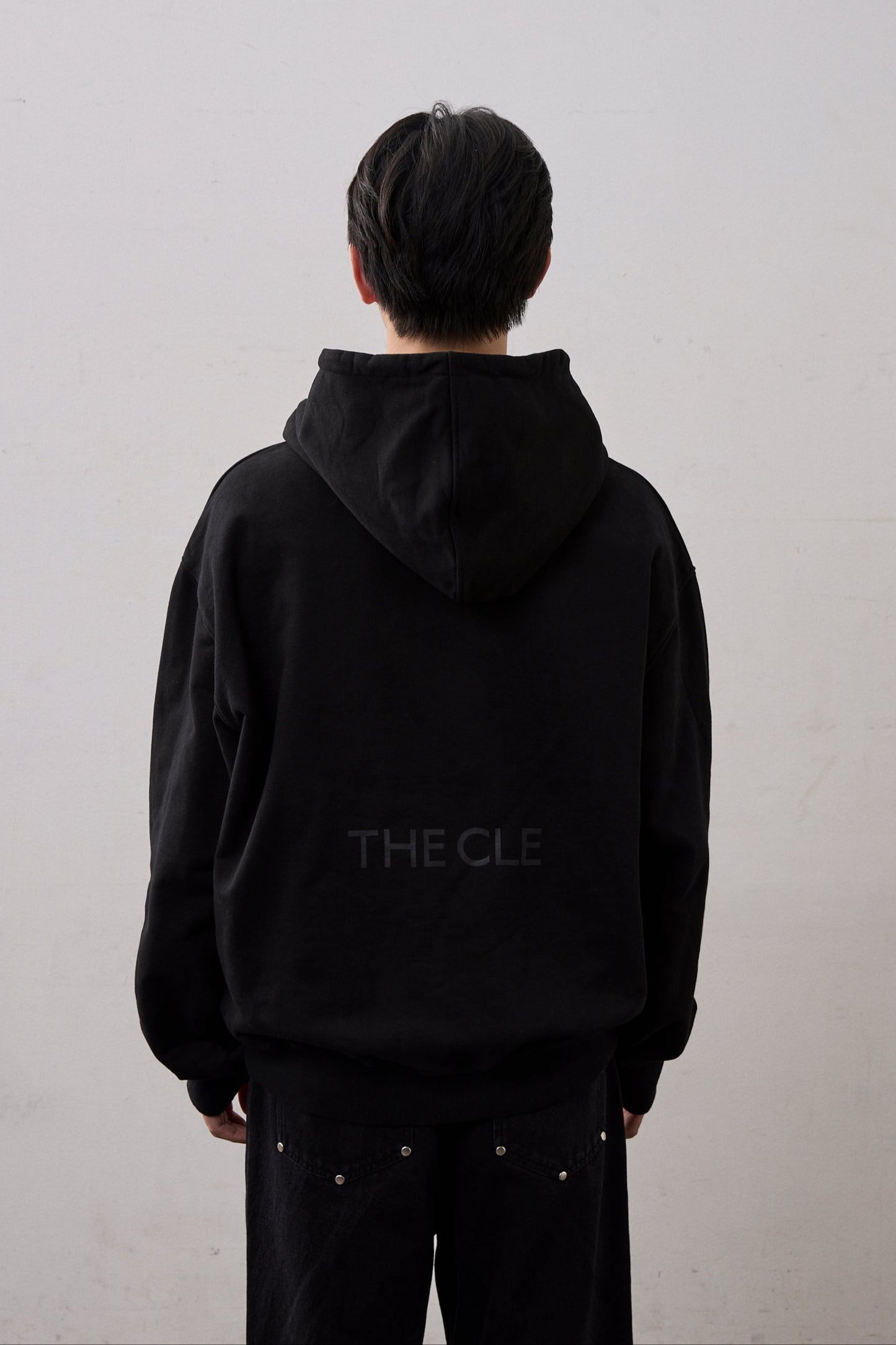 BACK LOGO SWEAT HOODIE / BLACK
