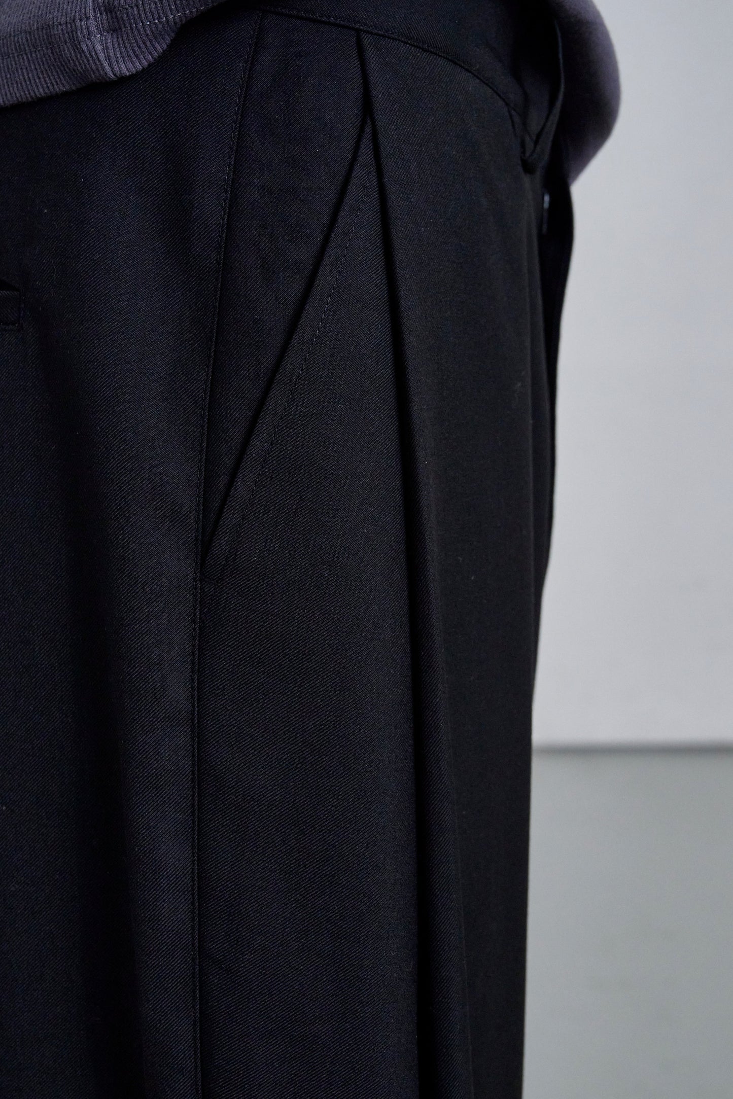 DEEP TUCK SLACKS / BLACK