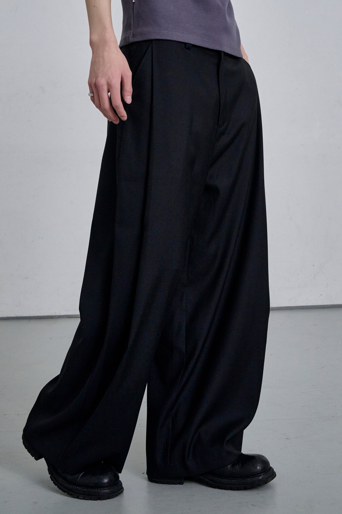 DEEP TUCK SLACKS / BLACK