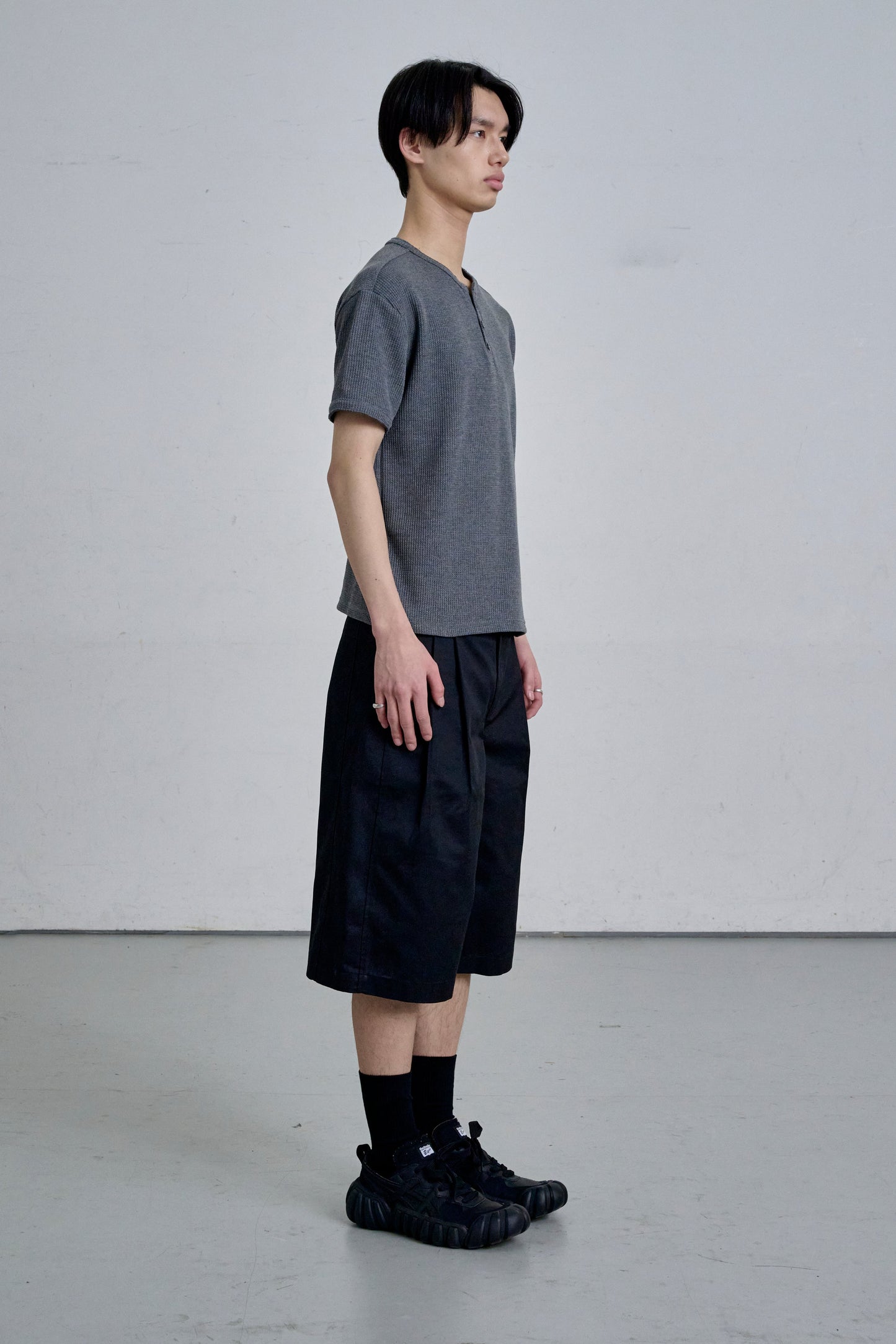 HENLEY NECK POLO SHIRT / GRAY