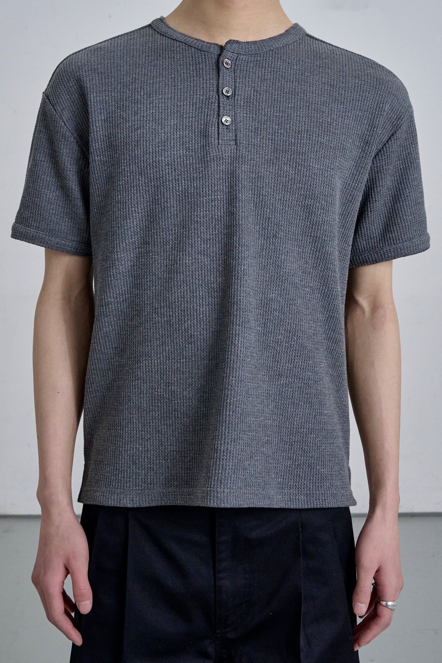 HENLEY NECK POLO SHIRT / GRAY