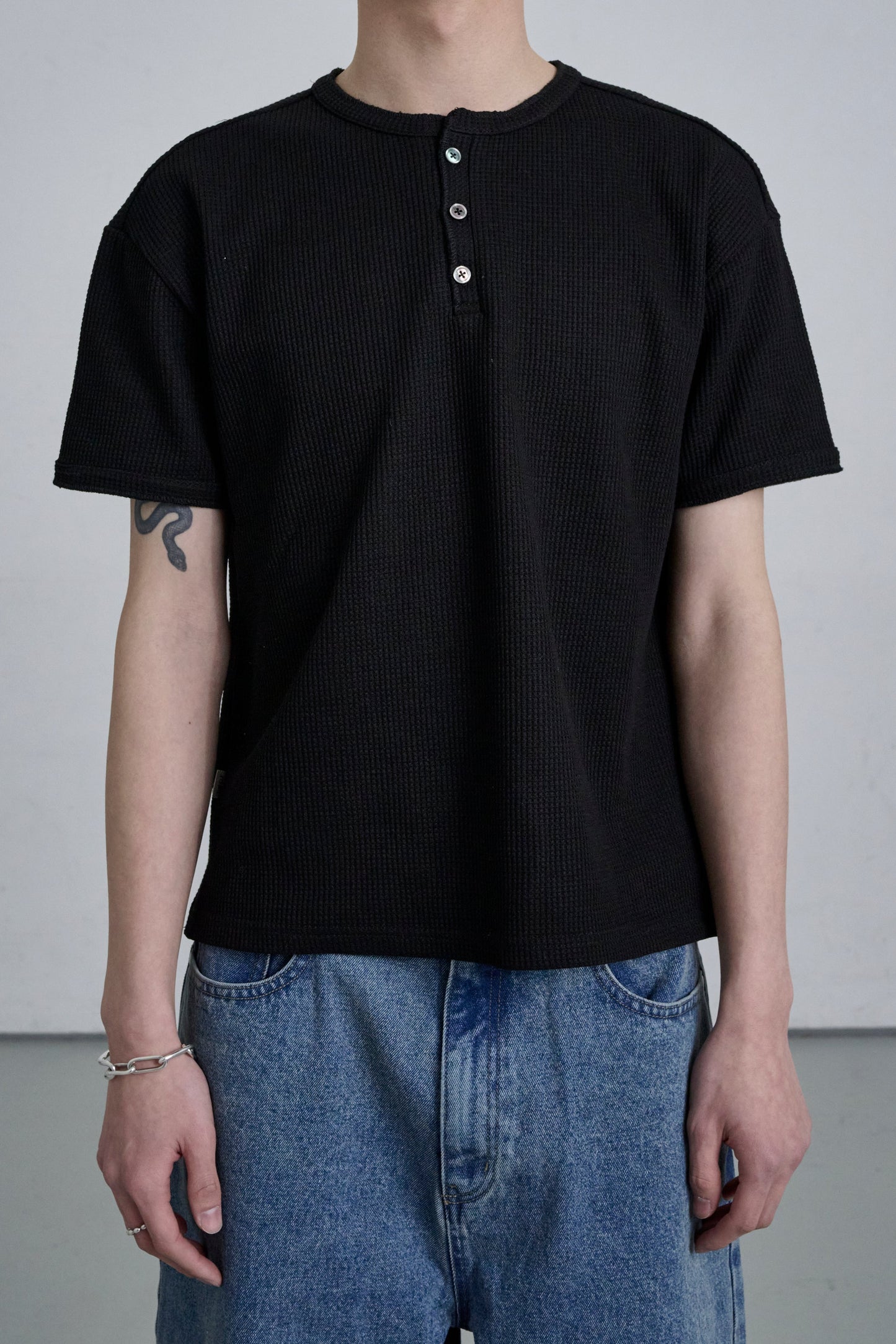 HENLEY NECK POLO SHIRT / BLACK
