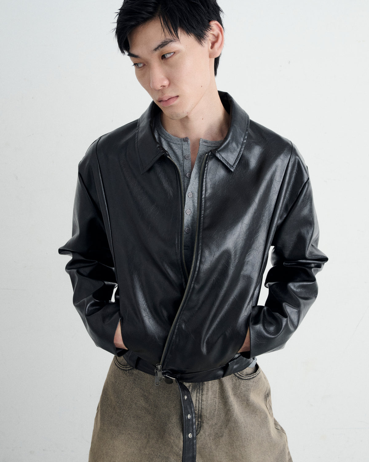 BELTED CROPPED LEATHER JACKET / BLACK