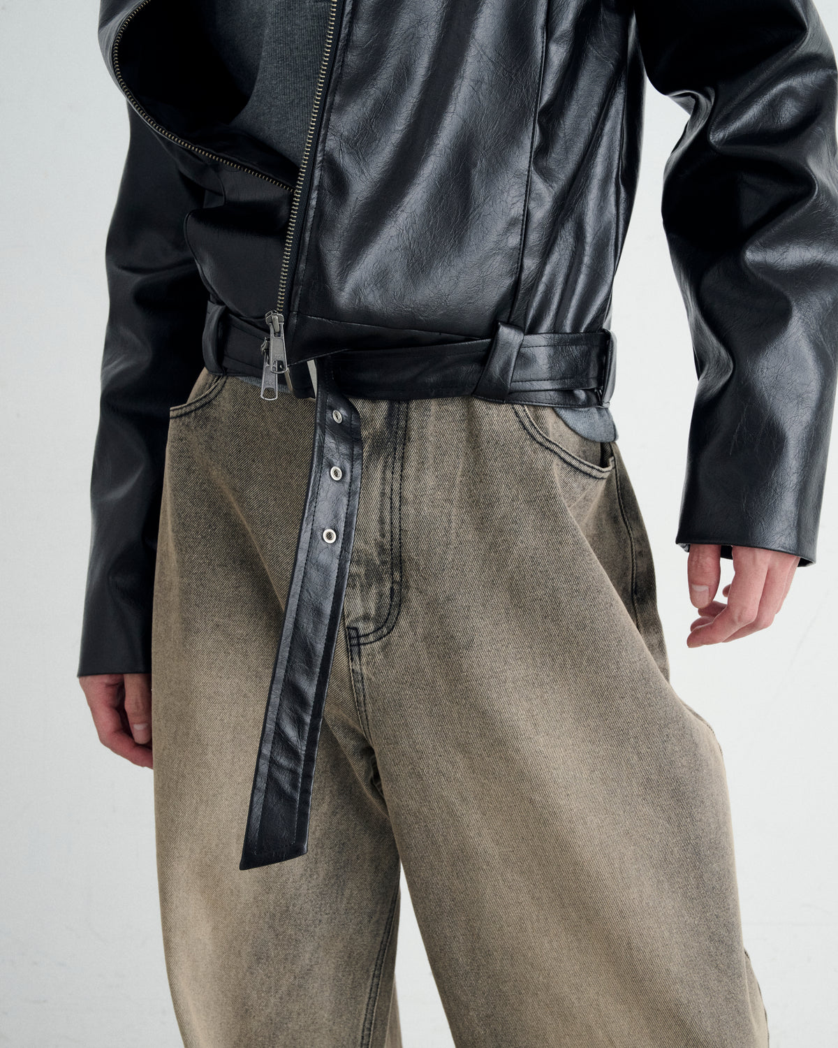 BELTED CROPPED LEATHER JACKET / BLACK