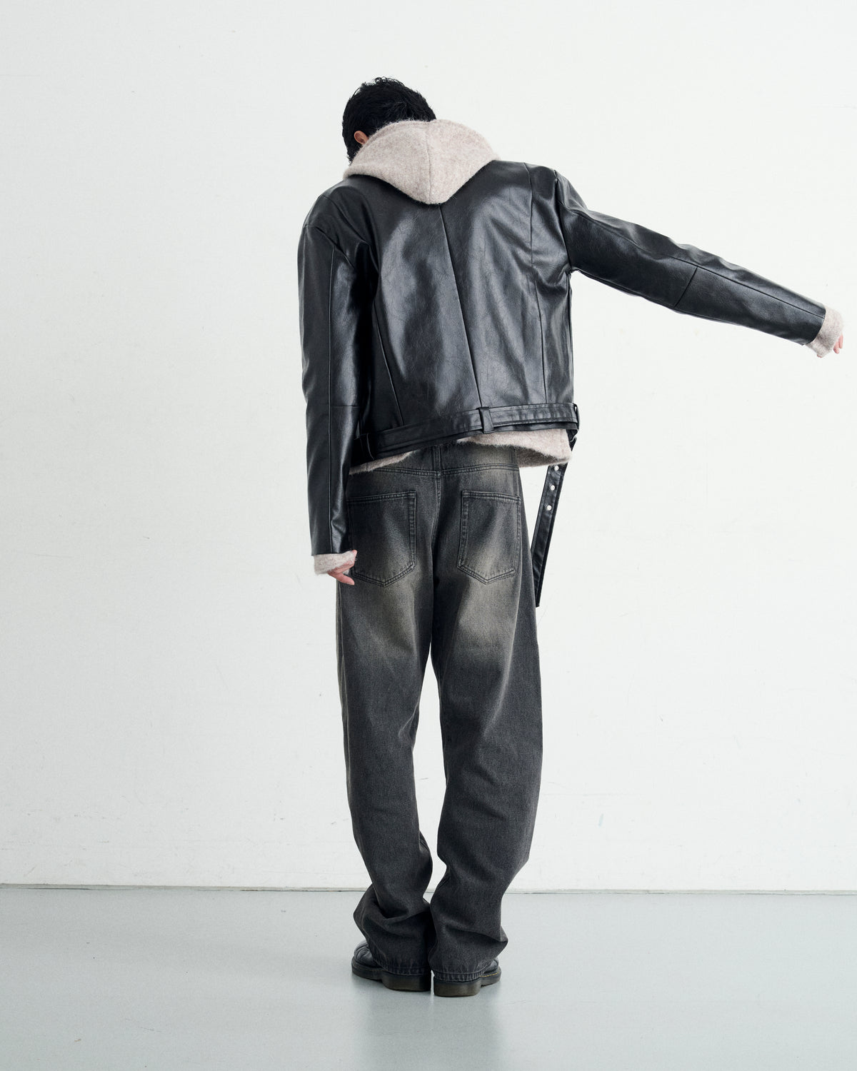 BELTED CROPPED LEATHER JACKET / BLACK